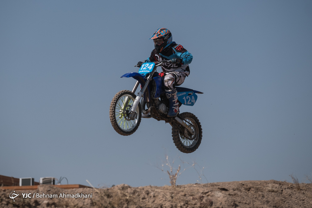 اتومبیلرانی و موتورسواری حق دختران ایران است