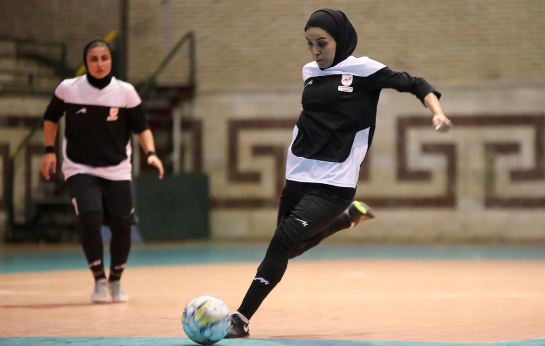 استقلال و پالایش نفت آبادان قاطعانه آغاز کردند