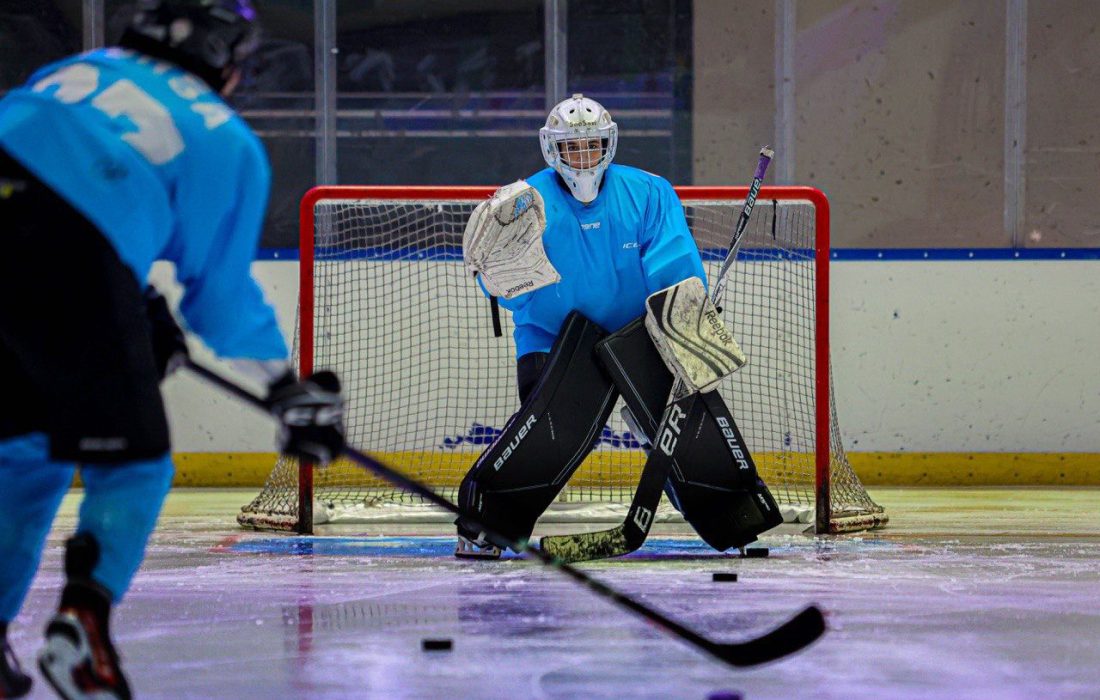دختران ۱۴ تا ۱۸ سال هاکی روی یخ به خط میشوند