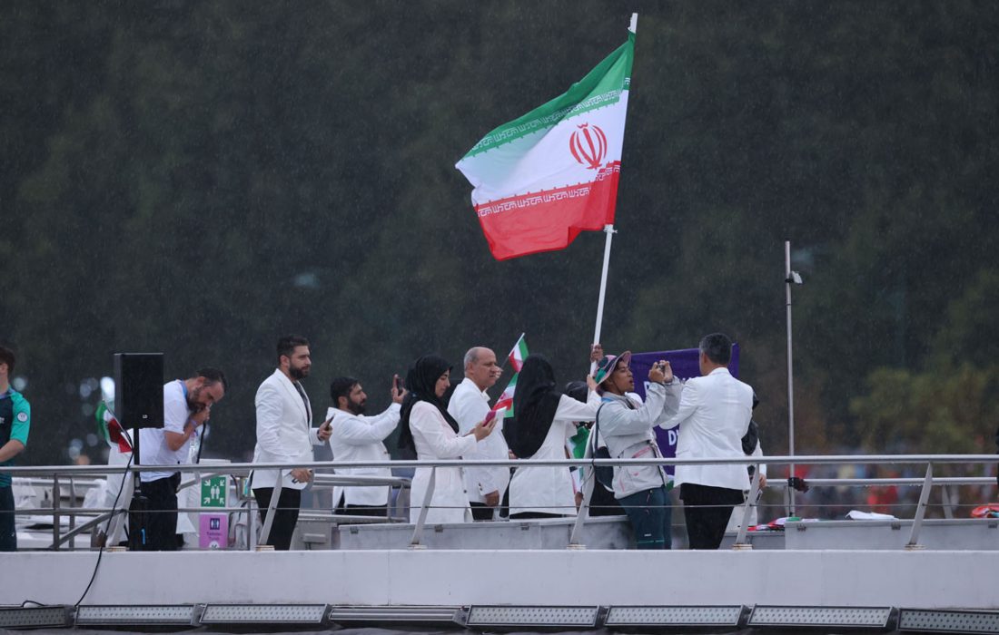 رژه کاروان ایران روی رود سن و زیر باران