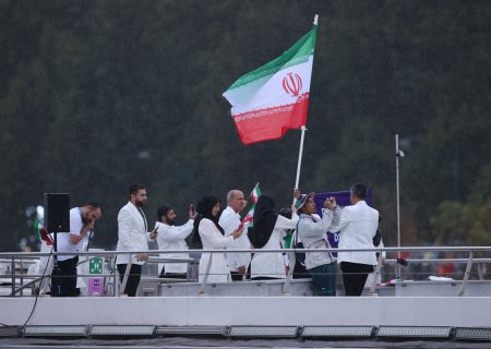 رژه کاروان ایران روی رود سن و زیر باران