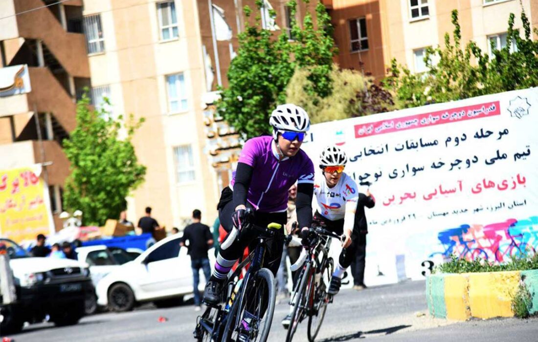 مادری که پشت دوچرخه دخترش می‌دوید